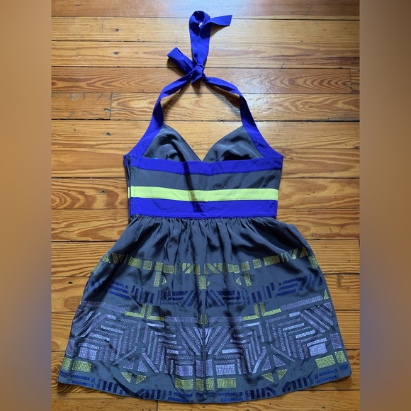 Like New! Women’s Marciano Gray Embroidered Silk Halter Top Size Small - Picture 4 of 10